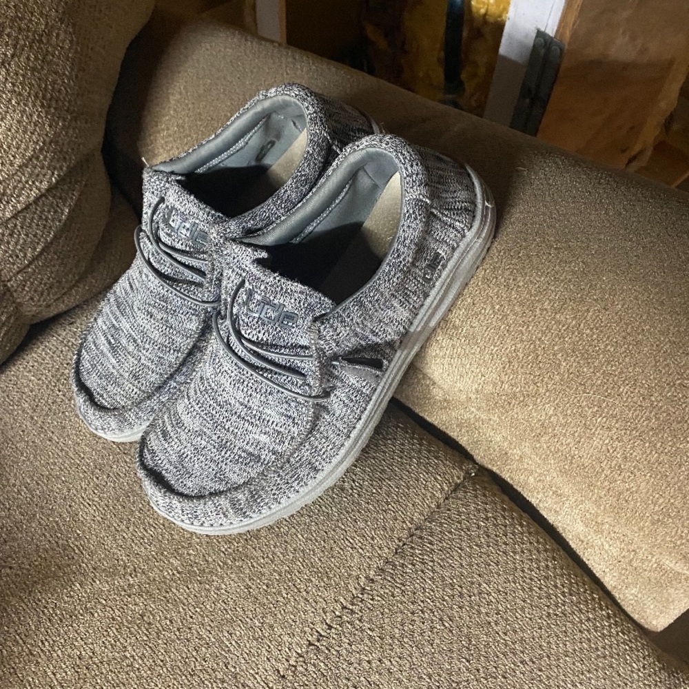 Size 9 men’s grey hey dudes like new